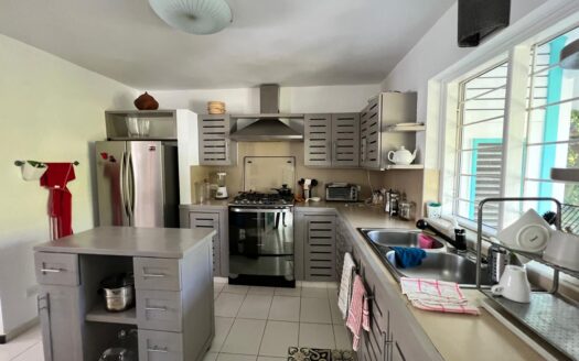 Encantadora Casa de Estilo Colonial de 3 Habitaciones a Pocos Pasos de la Playa