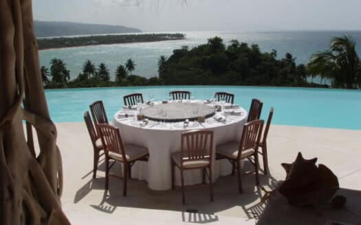 Gran villa en pequeña colina con vista increíble