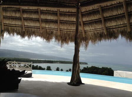 Gran villa en pequeña colina con vista increíble