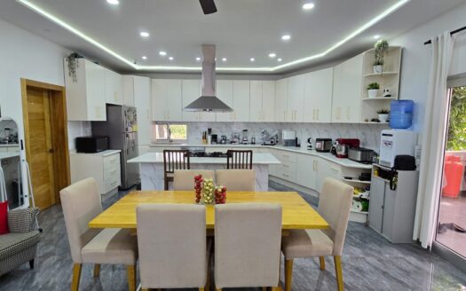 4-BR Houses in the center