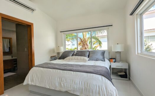 Ático Elegante de 3 Habitaciones con Vistas Panorámicas a las Montañas