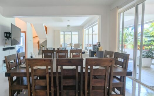 Ático Elegante de 3 Habitaciones con Vistas Panorámicas a las Montañas