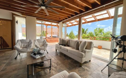 Ático Elegante de 3 Habitaciones con Vistas Panorámicas a las Montañas