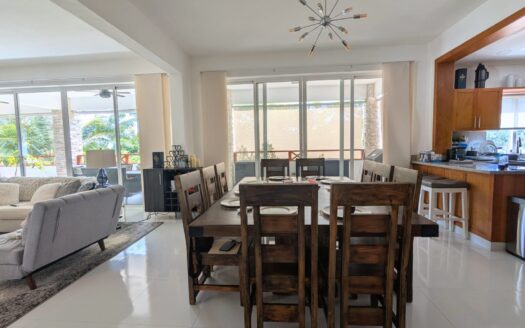 Ático Elegante de 3 Habitaciones con Vistas Panorámicas a las Montañas