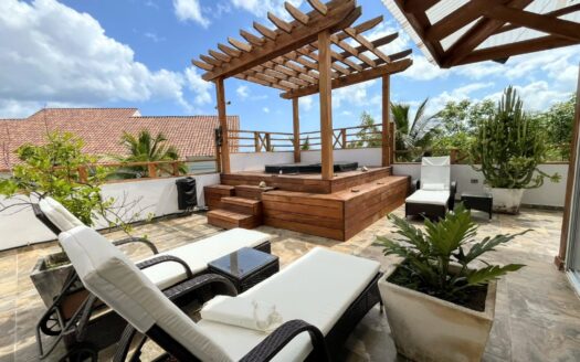Ático Elegante de 3 Habitaciones con Vistas Panorámicas a las Montañas