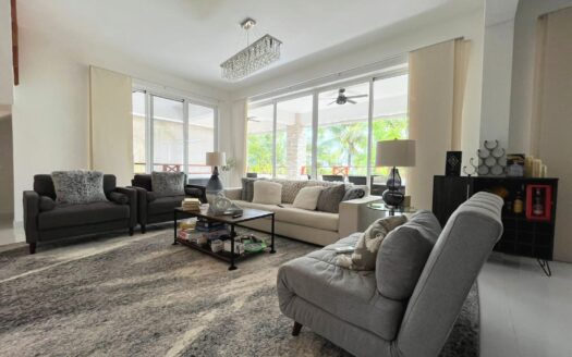 Ático Elegante de 3 Habitaciones con Vistas Panorámicas a las Montañas