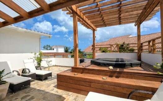 Ático Elegante de 3 Habitaciones con Vistas Panorámicas a las Montañas