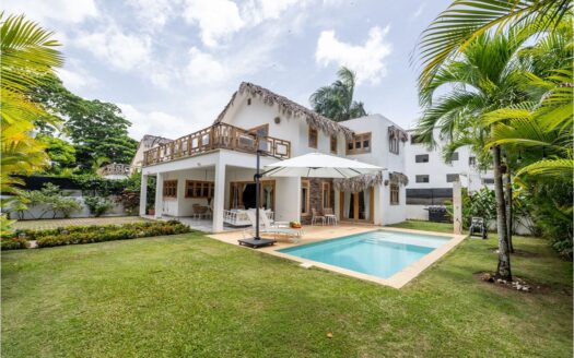 Villa llave en mano de 5 dormitorios a pasos de Playa Bonita