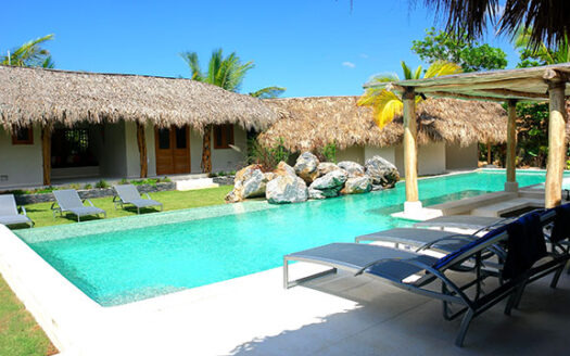 Villa Paraíso Tropical con Espectacular Piscina y Acceso a la Playa