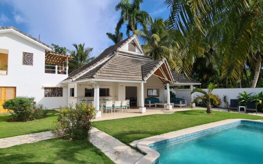 5-BR villa step from Punta Popy Beach