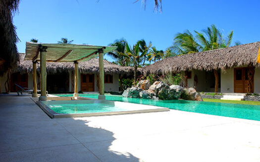 Villa Paraíso Tropical con Espectacular Piscina y Acceso a la Playa