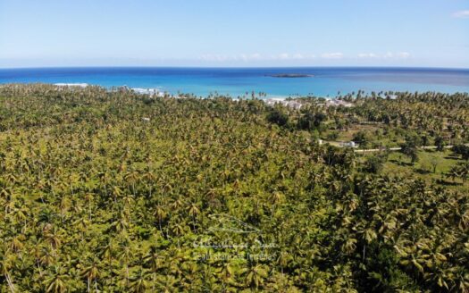 Terreno extenso y plano junto a la playa
