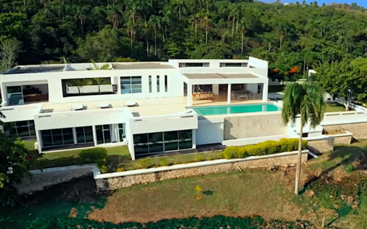 Villa moderna en pequeña colina con vista al mar